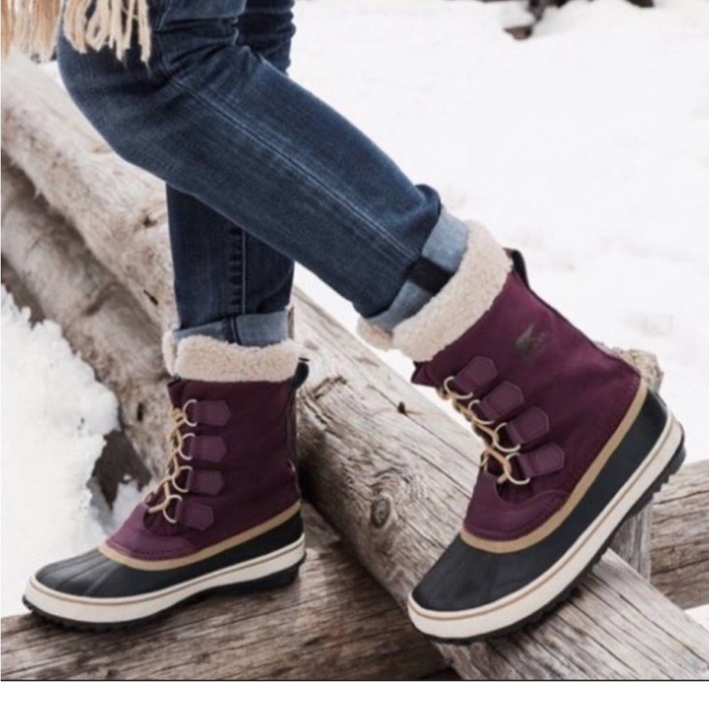 Sorel Women’s Winter Carnival purple Snow boots. Size 10
